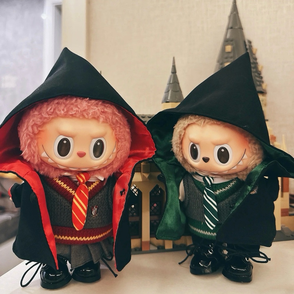 Gryffindor-Inspired Wizard Outfit for Labubu – Robe, Sweater, Tie, Shoes & SkSet